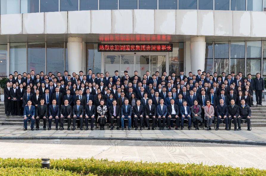 謝國民集團(tuán)資深董事長與集團(tuán)各事業(yè)及正大慈溪現(xiàn)代農(nóng)業(yè)生態(tài)產(chǎn)業(yè)園相關(guān)負(fù)責(zé)人、年輕干部合影留念.jpg